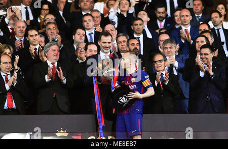 Madrid, Spagna. Xxi Aprile, 2018. FC Barcelona di Andres Iniesta (anteriore) bacia il trofeo davanti a Felipe VI (C), il Re di Spagna, dopo che il re spagnolo's Cup match finale tra Barcellona e Siviglia in Spagna a Madrid, il 21 aprile 2018. FC Barcelona rivendicato il titolo sconfiggendo Sevilla con 5-0. Credito: Guo Qiuda/Xinhua/Alamy Live News Foto Stock