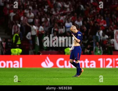 Madrid, Spagna. Xxi Aprile, 2018. FC Barcelona di Andres Iniesta lascia il passo come egli è sostituito durante il re spagnolo's Cup match finale tra Barcellona e Siviglia in Spagna a Madrid, il 21 aprile 2018. FC Barcelona rivendicato il titolo sconfiggendo Sevilla con 5-0. Credito: Guo Qiuda/Xinhua/Alamy Live News Foto Stock