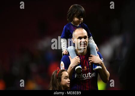 Madrid, Spagna. Xxi Aprile, 2018. FC Barcelona di Andres Iniesta accompagna i suoi figli dopo il re spagnolo's Cup match finale tra Barcellona e Siviglia in Spagna a Madrid, il 21 aprile 2018. FC Barcelona rivendicato il titolo sconfiggendo Sevilla con 5-0. Credito: Guo Qiuda/Xinhua/Alamy Live News Foto Stock