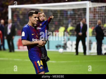 Madrid, Spagna. Xxi Aprile, 2018. FC Barcelona Philippe Coutinho accompagna la sua figlia dopo il re spagnolo's Cup match finale tra Barcellona e Siviglia in Spagna a Madrid, il 21 aprile 2018. FC Barcelona rivendicato il titolo sconfiggendo Sevilla con 5-0. Credito: Guo Qiuda/Xinhua/Alamy Live News Foto Stock