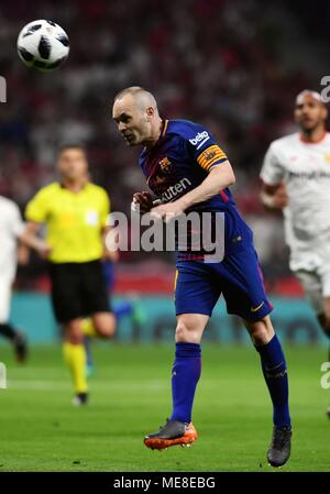 Madrid, Spagna. Xxi Aprile, 2018. FC Barcelona di Andres Iniesta (C) capi la sfera durante il re spagnolo's Cup match finale tra Barcellona e Siviglia in Spagna a Madrid, il 21 aprile 2018. FC Barcelona rivendicato il titolo sconfiggendo Sevilla con 5-0. Credito: Guo Qiuda/Xinhua/Alamy Live News Foto Stock