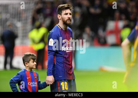 Madrid, Spagna. Xxi Aprile, 2018. FC Barcellona il Lionel Messi accompagna il suo figlio dopo il re spagnolo's Cup match finale tra Barcellona e Siviglia in Spagna a Madrid, il 21 aprile 2018. FC Barcelona rivendicato il titolo sconfiggendo Sevilla con 5-0. Credito: Guo Qiuda/Xinhua/Alamy Live News Foto Stock