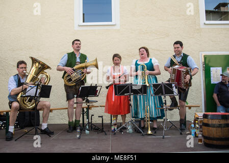 Neuoetting, Germania. Il 21 aprile 2018. Una banda di ottoni in tipici abiti bavarese riproduce la musica Foto Stock
