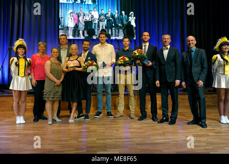 Squadra dell'anno Marta Arndt e Pavel Pasechnik (danza), a sinistra con Sabine Kusterer (Sportive dell'anno 2017) diritto al secondo posto SSC Karlsruhe e il terzo posto PSK Lions. GES/xxxii sfera sportiva Karlsruhe, Badnerlandhalle Neureut 21.04.2018 - | Utilizzo di tutto il mondo Foto Stock