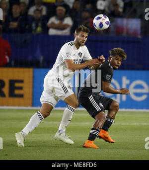 Los Angeles, California, USA. Xxi Aprile, 2018. Los Angeles Galaxy il defender Jorgen Skjelvik (16) il sistema VIES con Atlanta Regno di avanti Josef Martinez (7) durante il 2018 Major League Soccer (MLS) match tra galassia di Los Angeles e Atlanta uniti a Carson, California, 21 aprile 2018. Atlanta Regno ha vinto 2-0. Credito: Ringo Chiu/ZUMA filo/Alamy Live News Foto Stock