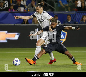 Los Angeles, California, USA. Xxi Aprile, 2018. Los Angeles Galaxy di avanti Zlatan Ibrahimovic (9) della Svezia il sistema VIES con Atlanta Regno di avanti Josef Martinez (7) durante il 2018 Major League Soccer (MLS) match tra galassia di Los Angeles e Atlanta uniti a Carson, California, 21 aprile 2018. Atlanta Regno ha vinto 2-0. Credito: Ringo Chiu/ZUMA filo/Alamy Live News Foto Stock