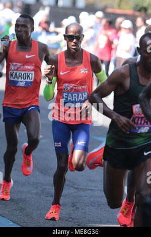 Londra, UK, 22 aprile 2018. Sir Mo Farah running e armonia con i leader nel 2018 Vergine denaro maratona di Londra come la gara va lungo la strada stretta Limehouse EI4. Credito: Nigel Bowles/Alamy Live News Foto Stock