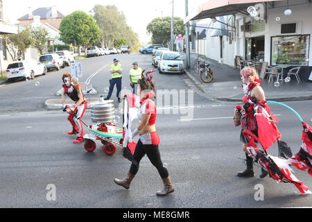 Sydney, Australia. Il 22 aprile 2018. Reclaim the Streets ha organizzato la street dance party, che è iniziato in corrispondenza del mozzo, Newtown e ha fatto il suo modo lungo King Street attraverso il George Michael murale di Erskineville e finì in Sydney Park, St Peters. Questo è il terzo evento annuale, il primo è il 23 aprile 2016 a seguito di un assalto ad un uomo in Newtown che indossava un abito. Credito: Richard Milnes/Alamy Live News Foto Stock