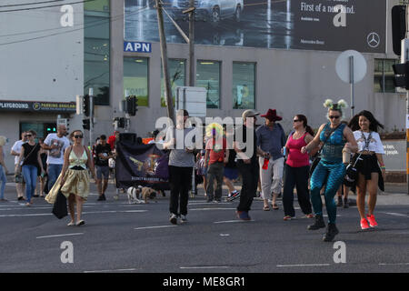 Sydney, Australia. Il 22 aprile 2018. Reclaim the Streets ha organizzato la street dance party, che è iniziato in corrispondenza del mozzo, Newtown e ha fatto il suo modo lungo King Street attraverso il George Michael murale di Erskineville e finì in Sydney Park, St Peters. Questo è il terzo evento annuale, il primo è il 23 aprile 2016 a seguito di un assalto ad un uomo in Newtown che indossava un abito. Credito: Richard Milnes/Alamy Live News Foto Stock