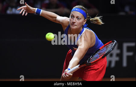 22 aprile 2018, Germania Stoccarda: Tennis Federation Cup - le donne della semi-finale, vs Germania Repubblica ceca: Petra KVITOVA della Repubblica ceca svolge un diretti contro Angelique Kerber della Germania. Foto: Marijan Murat/dpa Foto Stock