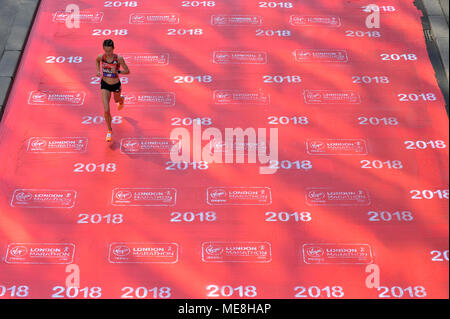 Londra, Regno Unito. Il 22 aprile 2018. Un runner attraversa un tappeto rosso durante il 2018 Maratona di Londra. Credito: Stephen Chung / Alamy Live News Foto Stock