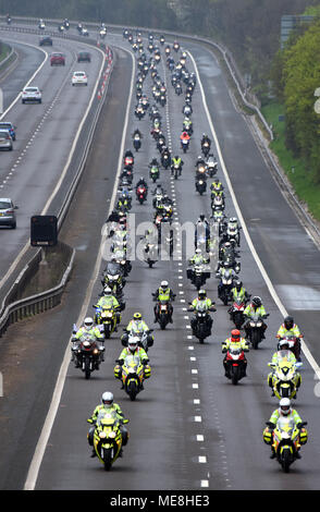 M54, Regno Unito, 22 aprile 2018. Oltre 3.500 moto percorsa in convoglio lungo la M54 da Shrewsbury al Bike4Life Festival di Cosford. Portando i piloti erano ex Inghilterra capitano di Rugby e 2003 Vincitore della Coppa del Mondo Mike Tindall MBE e Superbike World Champion, Carl Fogarty. Credito: David Bagnall/Alamy Live News Foto Stock