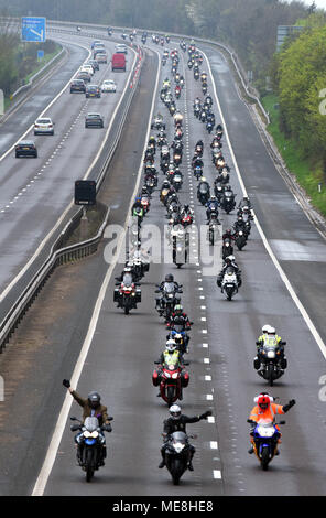 M54, Regno Unito, 22 aprile 2018. Oltre 3.500 moto percorsa in convoglio lungo la M54 da Shrewsbury al Bike4Life Festival di Cosford. Portando i piloti erano ex Inghilterra capitano di Rugby e 2003 Vincitore della Coppa del Mondo Mike Tindall MBE e Superbike World Champion, Carl Fogarty. Credito: David Bagnall/Alamy Live News Foto Stock