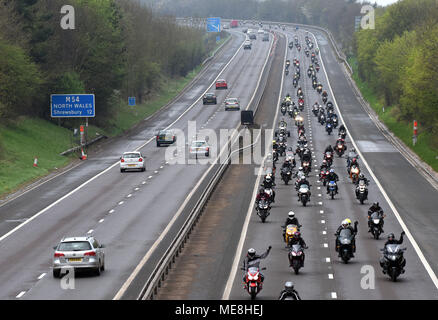 M54, Regno Unito, 22 aprile 2018. Oltre 3.500 moto percorsa in convoglio lungo la M54 da Shrewsbury al Bike4Life Festival di Cosford. Portando i piloti erano ex Inghilterra capitano di Rugby e 2003 Vincitore della Coppa del Mondo Mike Tindall MBE e Superbike World Champion, Carl Fogarty. Credito: David Bagnall/Alamy Live News Foto Stock