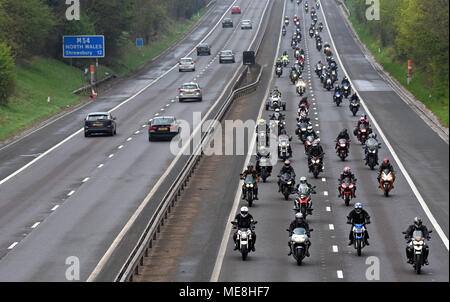 M54, Regno Unito, 22 aprile 2018. Oltre 3.500 moto percorsa in convoglio lungo la M54 da Shrewsbury al Bike4Life Festival di Cosford. Portando i piloti erano ex Inghilterra capitano di Rugby e 2003 Vincitore della Coppa del Mondo Mike Tindall MBE e Superbike World Champion, Carl Fogarty. Credito: David Bagnall/Alamy Live News Foto Stock