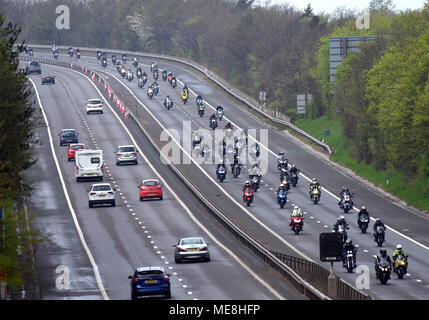 M54, Regno Unito, 22 aprile 2018. Oltre 3.500 moto percorsa in convoglio lungo la M54 da Shrewsbury al Bike4Life Festival di Cosford. Portando i piloti erano ex Inghilterra capitano di Rugby e 2003 Vincitore della Coppa del Mondo Mike Tindall MBE e Superbike World Champion, Carl Fogarty. Credito: David Bagnall/Alamy Live News Foto Stock