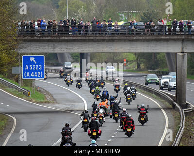 M54, Regno Unito, 22 aprile 2018. Oltre 3.500 moto percorsa in convoglio lungo la M54 da Shrewsbury al Bike4Life Festival di Cosford. Portando i piloti erano ex Inghilterra capitano di Rugby e 2003 Vincitore della Coppa del Mondo Mike Tindall MBE e Superbike World Champion, Carl Fogarty. Credito: David Bagnall/Alamy Live News Foto Stock