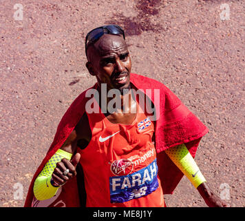 Londra, UK, 22 aprile 2018, LONDRA, REGNO UNITO, Maratona 2018, Mo Farah entra nel terzo a Londra, Regno Unito, la maratona in un tempo di 2h 06, 21 Credito: Ian Davidson/Alamy Live News Foto Stock