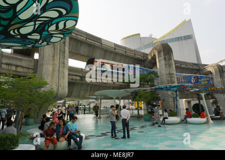 Bangkok, Thailandia - Febbraio 18,2018 : popoli non identificato nella parte anteriore del Siam Paragon Shopping Mall con BTS skytrain in background Foto Stock