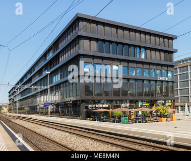 Solothurn, Svizzera - 10 July, 2016: vista da una piattaforma della stazione ferroviaria della città di Soletta. Solothurn è una città situata nel nord Foto Stock