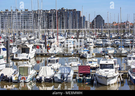 Barche a vela, barche a motore e le imbarcazioni da diporto in marina a Seaside Resort Blankenberge lungo la costa del Mare del Nord, Fiandre Occidentali, Belgio Foto Stock