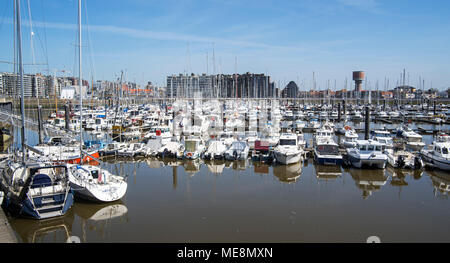 Barche a vela, barche a motore e le imbarcazioni da diporto in marina a Seaside Resort Blankenberge lungo la costa del Mare del Nord, Fiandre Occidentali, Belgio Foto Stock