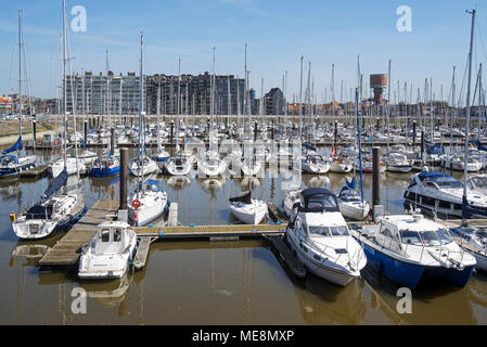 Barche a vela, barche a motore e le imbarcazioni da diporto in marina a Seaside Resort Blankenberge lungo la costa del Mare del Nord, Fiandre Occidentali, Belgio Foto Stock