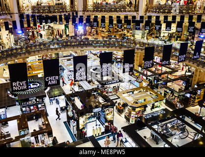 Persone sconosciute shopping nel famoso e lussuoso magazzino Lafayette Foto Stock