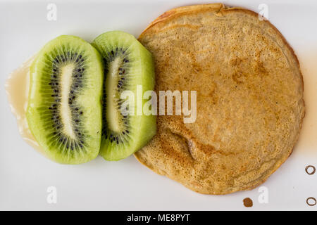 Pancake con kiwi e sciroppo d'acero (fatta con farina biologica) prodotti artigianalmente. Foto Stock