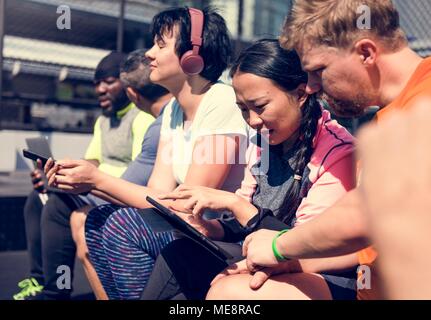 Gruppo di diverse persone che utilizzano dispositivi digitali Foto Stock