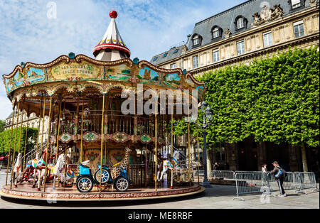 Giostra nella piazza sottostante Hotel de Ville di Parigi, Francia. Foto Stock