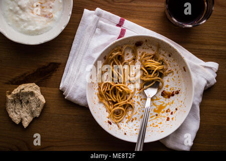 Pasto incompiuto di spaghetti con bevande e yogurt. Foto Stock