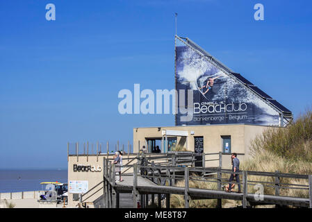 O'Neill Beachclub, club sulla spiaggia per il surf e sport acquatici di fanatici a Seaside Resort Blankenberge lungo la costa del Mare del Nord, nelle Fiandre, in Belgio Foto Stock