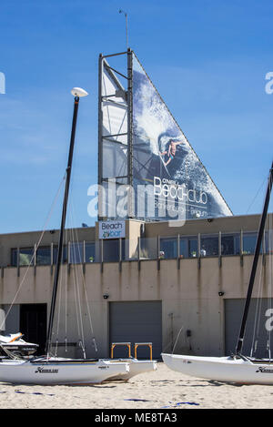 O'Neill Beachclub, club sulla spiaggia per il surf e sport acquatici di fanatici a Seaside Resort Blankenberge lungo la costa del Mare del Nord, nelle Fiandre, in Belgio Foto Stock