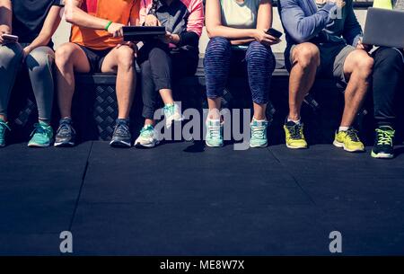 Gruppo di diversi atleti seduti insieme Foto Stock