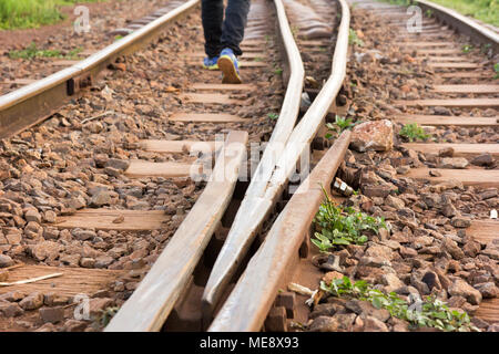 Lugazi, Uganda. 17 maggio 2017. Un binario ferroviario nelle zone rurali in Uganda. Un uomo che cammina lungo di essa. Foto Stock