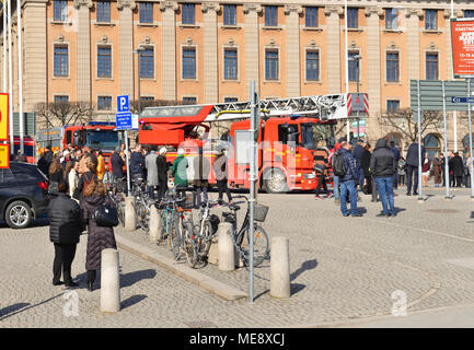 Camion fuoco, la polizia e veicoli di soccorso su Gustav Adolfs torg (quadrato). Persone evacuate dal Ministero degli Affari Esteri Foto Stock