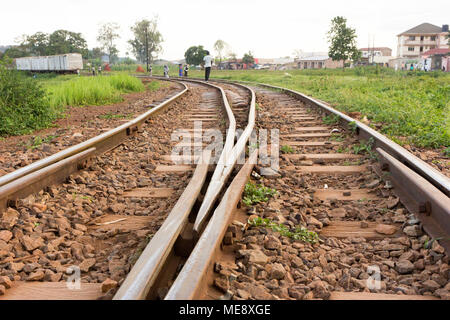 Lugazi, Uganda. 17 maggio 2017. Un binario ferroviario nelle zone rurali in Uganda. Un uomo che cammina lungo di essa. Foto Stock