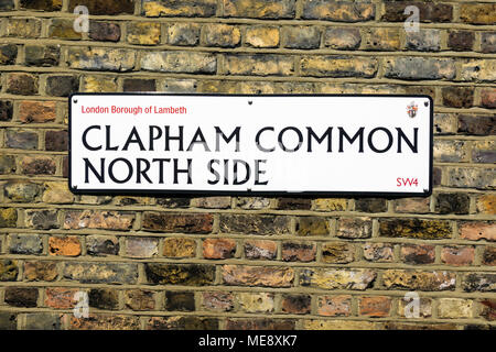 Un cartello stradale per Clapham Common lato nord del London borough di Lambeth Foto Stock