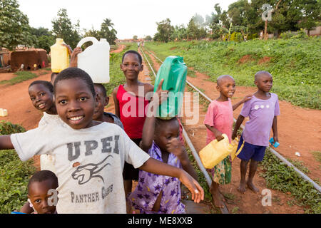 Lugazi, Uganda. 17 maggio 2017. Sorridente bambini ugandesi in esecuzione su un binario ferroviario in una zona rurale in Uganda. Foto Stock