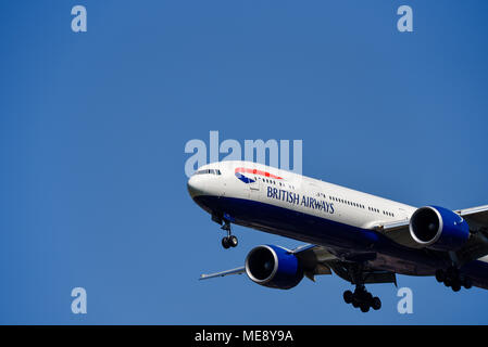 Il jet Boeing 777 della British Airways atterra all'aeroporto di Londra Heathrow, nel Regno Unito, nel cielo blu. BA BOEING 777-300 G-STBF Foto Stock