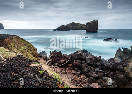 Paesaggio dalla spiaggia vulcanica di Mosteiros in Sao Miguel, Azzorre, Portogallo Foto Stock