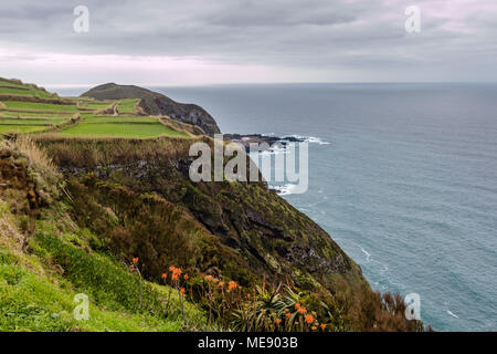 La costa della città di Mosteiros sull'isola di Sao Miguel. Sao Miguel è parte dell'arcipelago delle Azzorre nell'Oceano Atlantico. Il Portogallo. Foto Stock