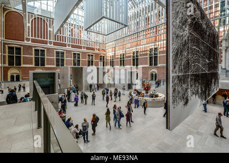 I visitatori all'interno della lobby e del famoso museo di arte, il Rijksmuseum , nel quartiere dei musei di Amsterdam. Foto Stock