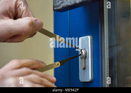 Close-up di mano di una persona porta di apertura con Lockpicker Foto Stock