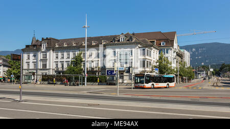 Solothurn, Svizzera - 10 July, 2016: Hauptbahnhofplatz Square nella città di Solothurn. Solothurn è una città situata nel nord-ovest di Switzerlan Foto Stock