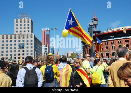 Catalani prendere parte a la Llibertat Presos politica marzo a sostegno dei politici incarcerati a Placa Espanya a Barcellona Spagna il 15 aprile 2018. Foto Stock