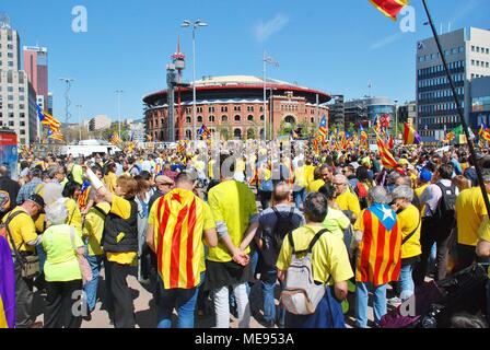 Catalani prendere parte a la Llibertat Presos politica marzo a sostegno dei politici incarcerati a Placa Espanya a Barcellona Spagna il 15 aprile 2018. Foto Stock