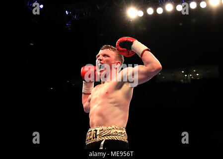 Tom Farrell festeggia vincendo il Concorso Super-Lightweight all'Echo Arena, Liverpool. Foto Stock