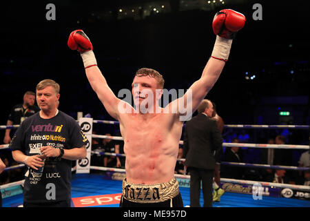 Tom Farrell festeggia vincendo il Concorso Super-Lightweight all'Echo Arena, Liverpool. Foto Stock